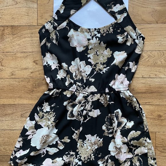 Skies Are Blue, XSP floral romper - Picture 3 of 5